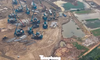 Bay trên công trường sân vận động Trống Đồng