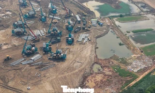 Bay trên công trường sân vận động Trống Đồng