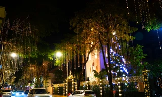 Các nhà thờ Hà Nội rực rỡ ánh đèn, không khí Giáng sinh tràn ngập phố phường