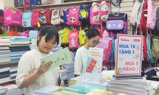 Phụ huynh, học sinh tất bật mua sách vở, đồ dùng học tập trước thềm năm học mới