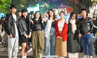 Biển người đổ về Hồ Gươm chờ đón năm mới 2026