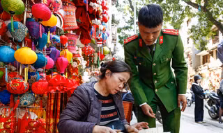 Công an Hà Nội ra quân dẹp vỉa hè, yêu cầu người dân ký cam kết trật tự đô thị
