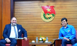 Anh Bùi Quang Huy làm việc với đoàn đại biểu Đoàn Thanh niên Cộng sản Uruguay