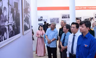 Hơn 90 bức ảnh kinh điển về '51 năm - Bản hùng ca thống nhất'