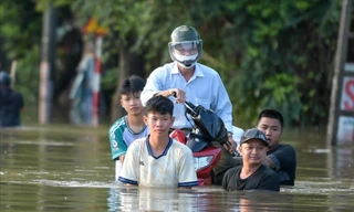 Mưu sinh giữa dòng nước ngập ở Thủ đô