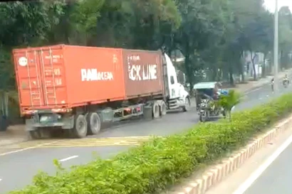 Xe container chạy ngược chiều ở làn xe máy khiến người đi đường sợ hãi