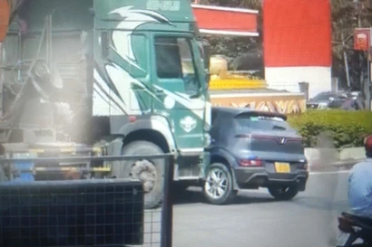 [CLIP] Xe ben ‘ủi’ ô tô trên đường khiến nhiều người hoảng hồn