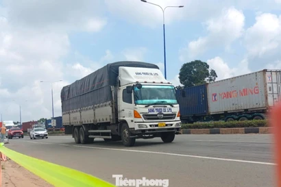 Nhiều tuyến đường ở TPHCM thí điểm phân lại làn xe, tài xế cần lưu ý