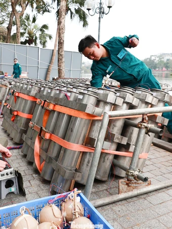 Trận địa pháo hoa bên Hồ Gươm sẵn sàng khai hỏa đón Giao thừa