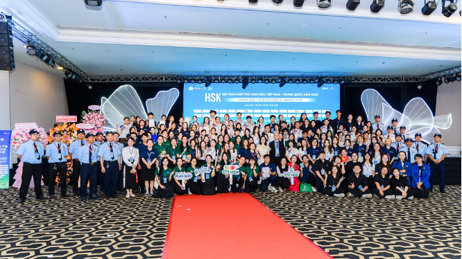 48 sinh viên ngành Ngôn ngữ Trung Quốc HSU tham gia vận hành ở nhiều khâu tại Hội thảo Hợp tác Giáo dục Việt Nam - Trung Quốc 2026.