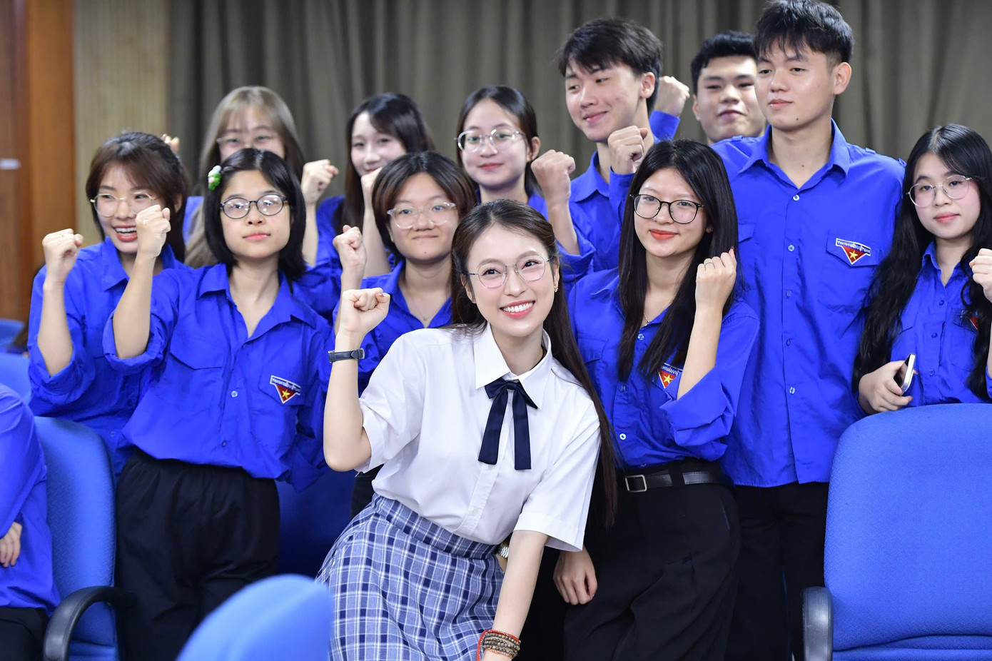 MC Khanh Vy يتفاعل مع أعضاء النقابة والشباب z6881970661006-cf6345ea08cfadd9e30e3ef100bec07e.jpg