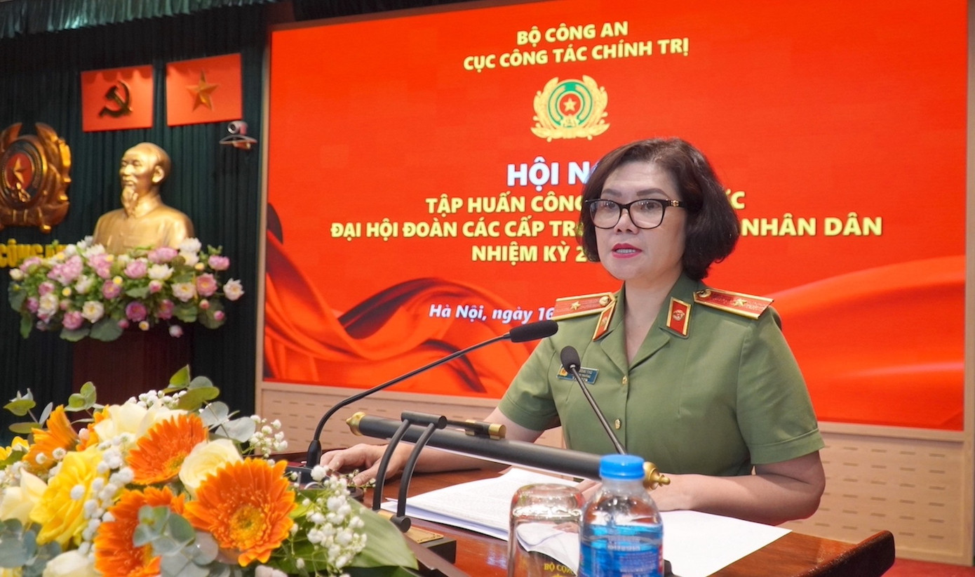 Thiếu tướng Ngô Hoài Thu - Phó Cục trưởng Cục Công tác chính trị, Bộ Công an phát biểu khai mạc hội nghị. lin04871.jpg