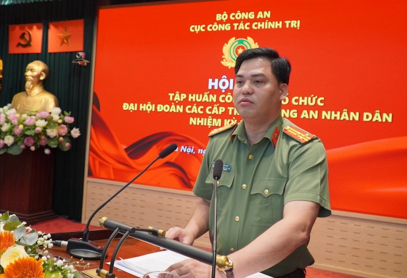Thượng tá Đồng Đức Vũ - Trưởng Ban Thanh niên CAND phát động đợt sinh hoạt chính trị cao điểm với chủ đề: “Tuổi trẻ CAND rèn đạo đức, luyện tác phong, trọng danh dự, xung kích xây dựng Đảng, xây dựng lực lượng CAND thật sự trong sạch, vững mạnh, chính quy, tinh nhuệ, hiện đại, đáp ứng yêu cầu, nhiệm vụ trong tình hình mới”. lin04882-9164.jpg