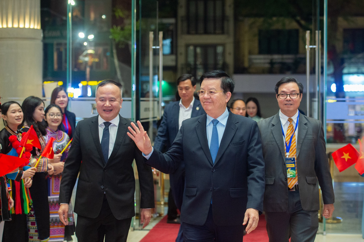 Phó Thủ tướng tham dự chương trình.