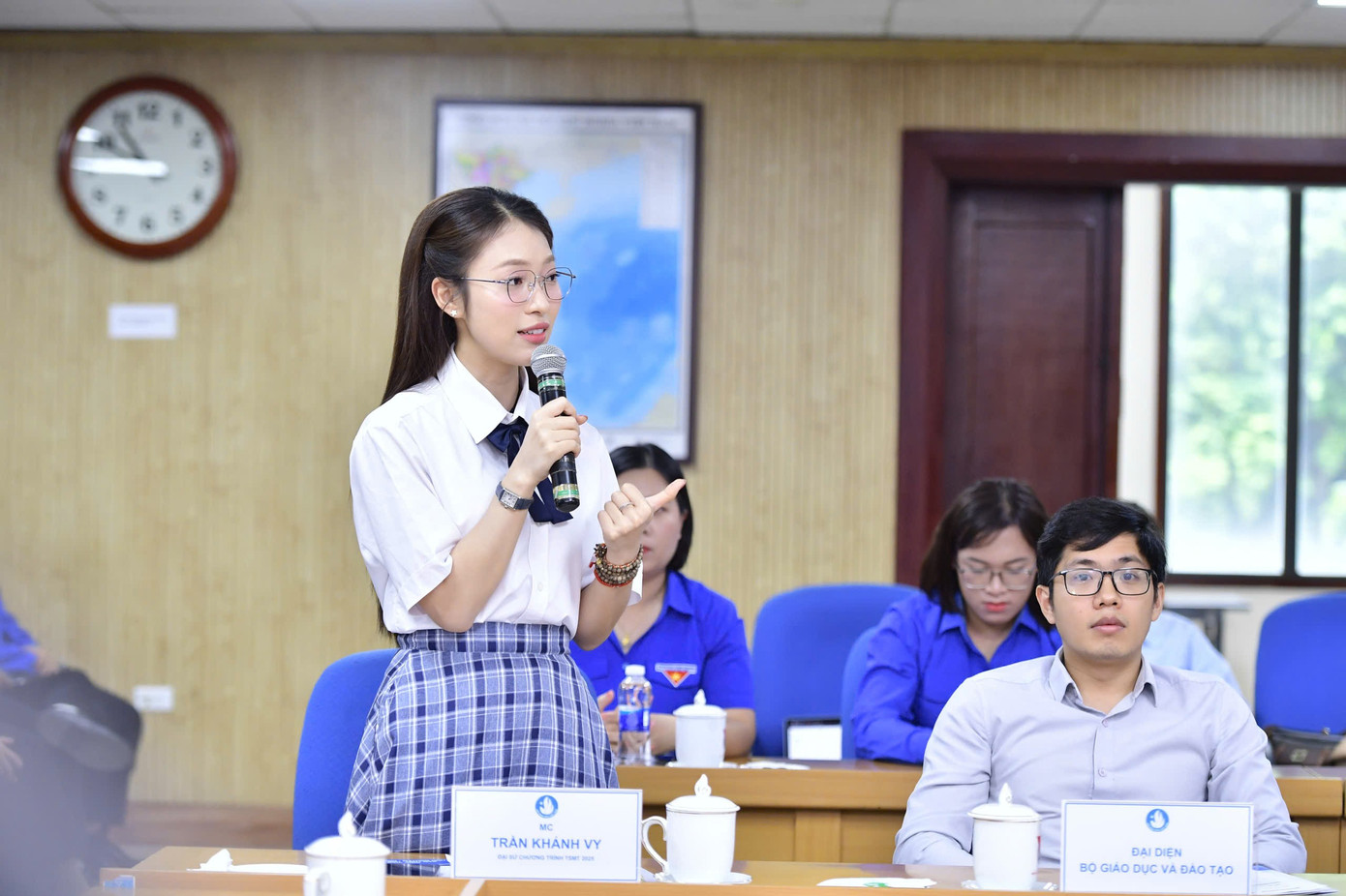 شارك MC Khanh Vy في المؤتمر. z6882068206320-7ec547ae52b28a54fc296afec12742cb.jpg