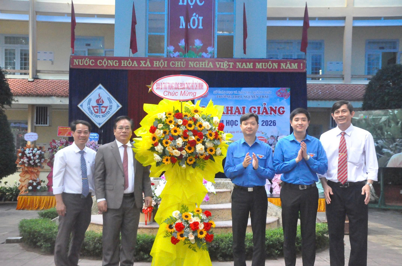 លោក Nguyen Minh Triet លេខាសម្ព័ន្ធយុវជនមជ្ឈិម ប្រធានសមាគមនិស្សិតវៀត ណាមមជ្ឈិមបានជូនកម្រងផ្កាអបអរសាទរវិទ្យាល័យ Nguyen Trai ខេត្ត Quang Ngai។ z6978566238086-e12c7e64450d798eda1f25cebdade85c.jpg