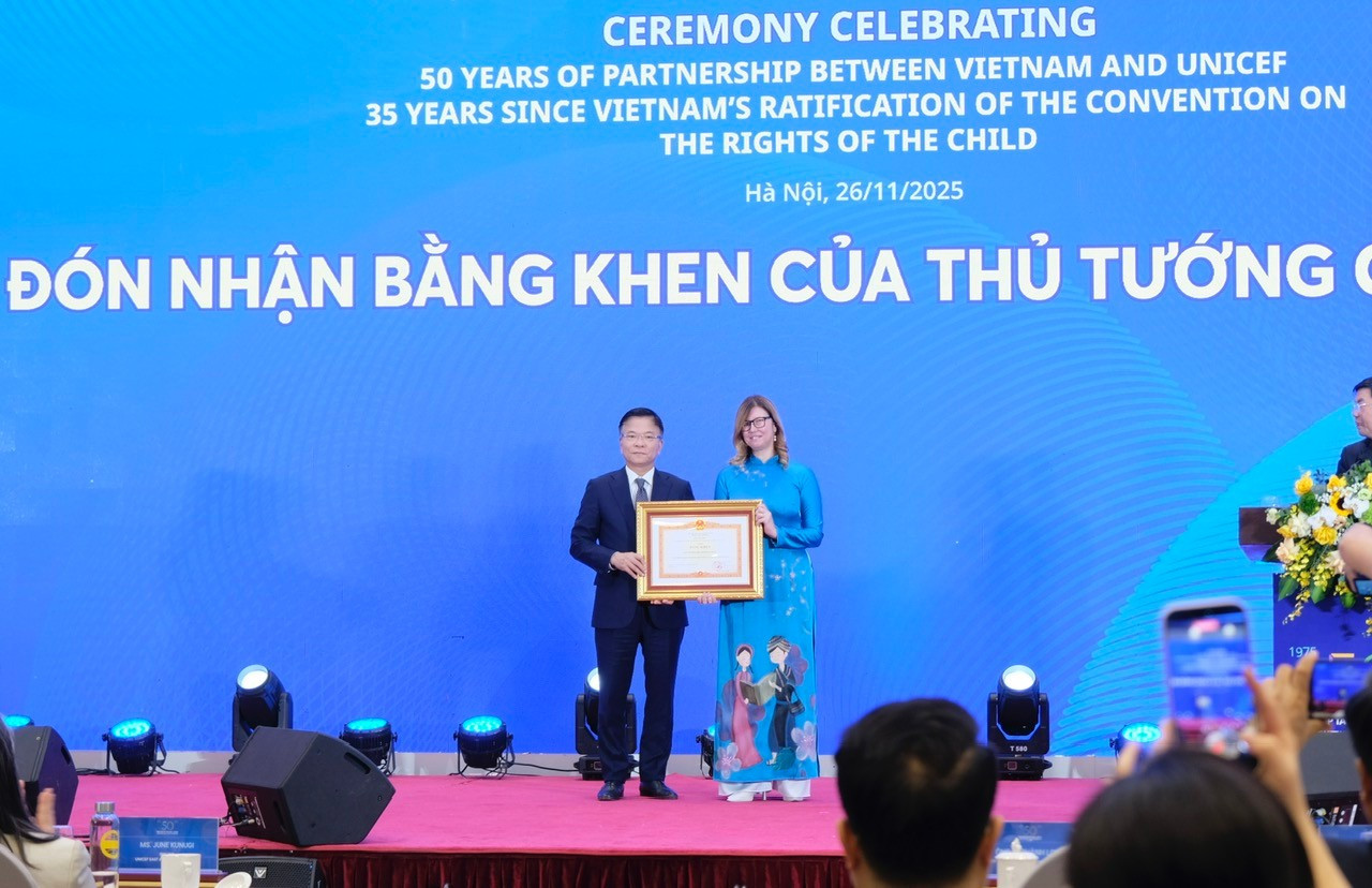 Phó Thủ tướng Lê Thành Long trao Bằng khen của Thủ tướng Chính phủ cho đại diện UNICEF tại Việt Nam. z7263970976434-b8d4146da5c20eaeda7c3ab13dc1b5e4.jpg