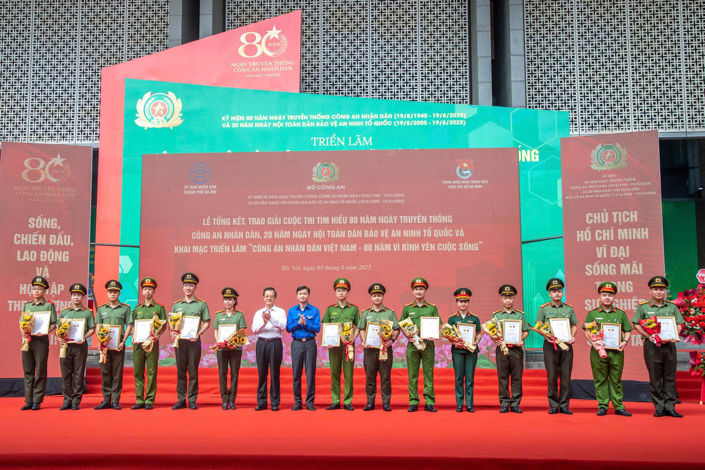 Phó Trưởng Ban Nội chính Trung ương Lê Hồng Quang và Bí thư T.Ư Đoàn, Chủ tịch T.Ư Hội SVVN Nguyễn Minh Triết trao giải B cho các tác giả. z6875146291140-1277b4e6c090e27b3f650a6327a87278.jpg