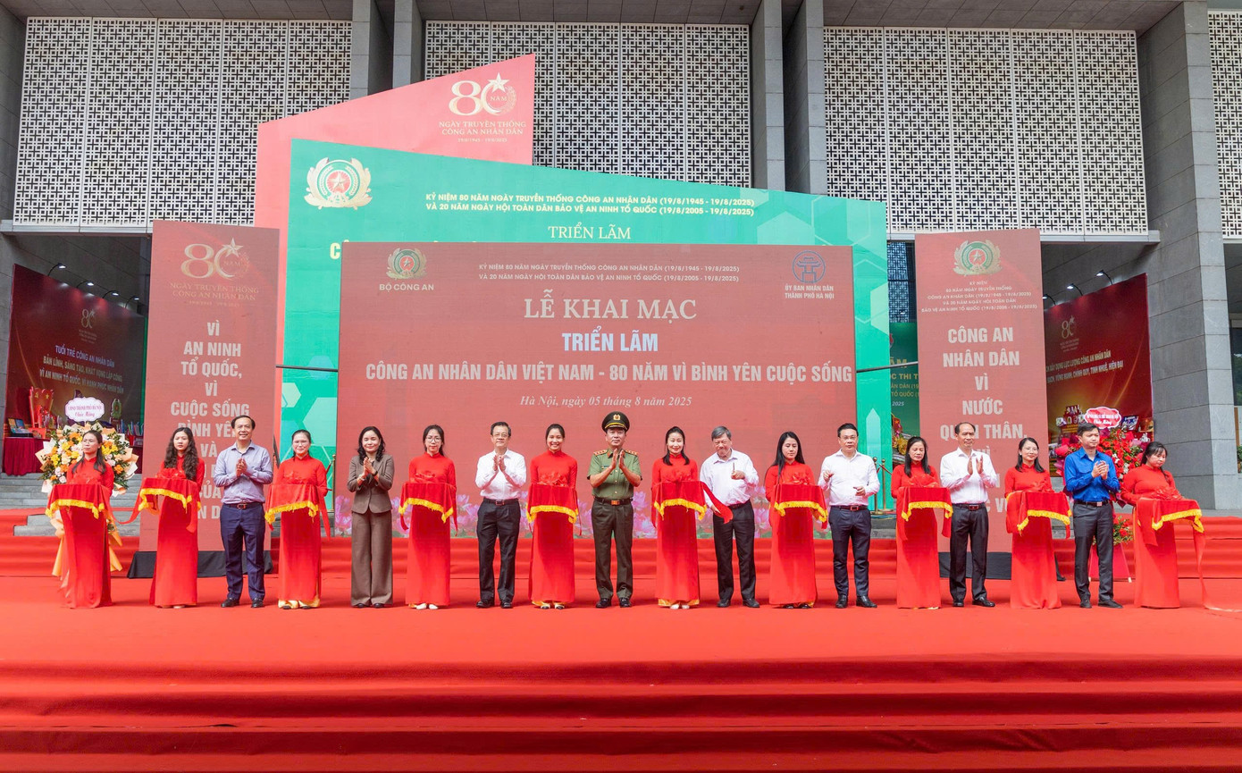 Lãnh đạo Bộ Công an, T.Ư Đoàn và đại diện các Ban, Bộ, ngành T.Ư thực hiện nghi thức cắt băng khai mạc triển lãm. z6875146541821-62f65aa66e9e086060d4cef8ac26c5fe.jpg