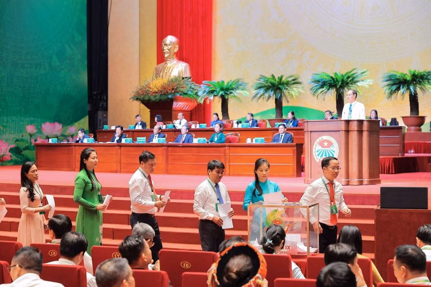Các đại biểu bỏ phiếu bầu Ban Chấp hành Hội Nông dân Việt Nam khoá IX. Ảnh: Lê Đông/TTXVN
