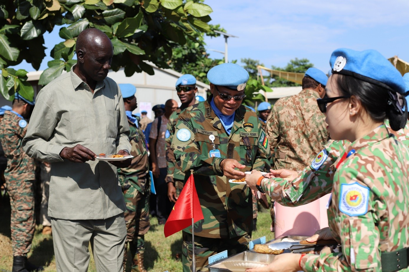 Trung tướng Robert Yaw Affram - Tư lệnh Phái bộ UNISFA và Ông Deng Arop Kuol - Phó trưởng khu hành chính Abyei thưởng thức ẩm thực Việt Nam.