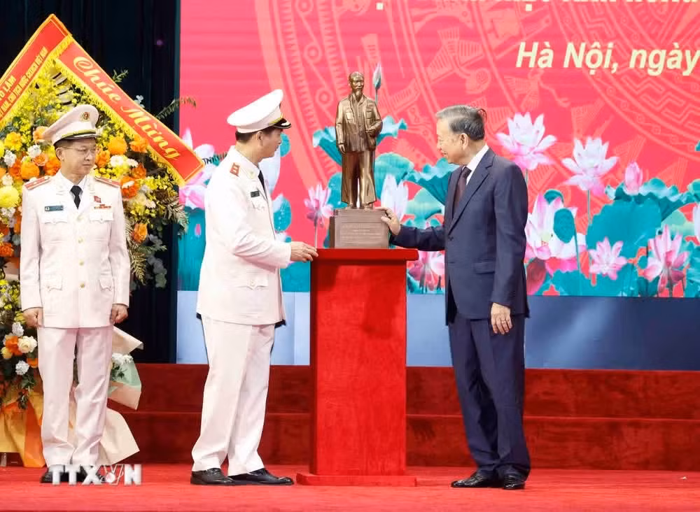 Tổng Bí thư, Chủ tịch nước Tô Lâm tặng bức tượng Chủ tịch Hồ Chí Minh cho Học viện An ninh nhân dân. (Ảnh: Thống Nhất-Phạm Kiên/TTXVN)