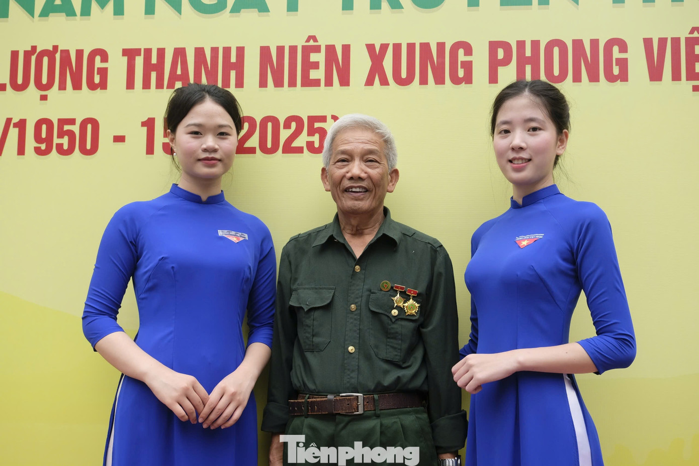 Bác Nguyễn Xuân Bắc (ở giữa) - từng ở Tổng đội Thanh niên xung phong 572 làm nhiệm vụ quốc tế trên đất bạn Lào, nay ở xã Hoàng Hoa Thám, tỉnh Hưng Yên. Ảnh: Châu Linh tp-xungphong.jpg
