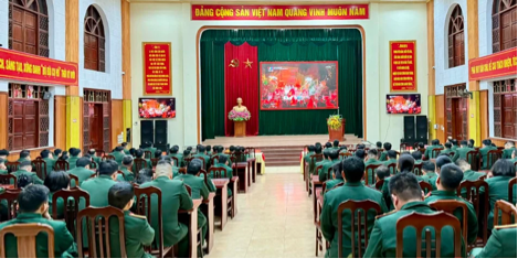 Cán bộ, chiến sĩ Bộ Chỉ huy Quân sự tỉnh Cao Bằng tổ chức xem truyền hình trực tiếp chương trình nghệ thuật “Hai tay gây dựng một sơn hà”