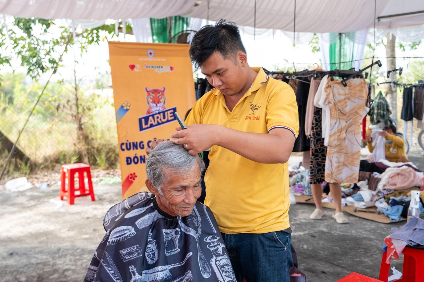 Khám sức khỏe, cắt tóc miễn phí cho bà con nhân dịp năm mới.