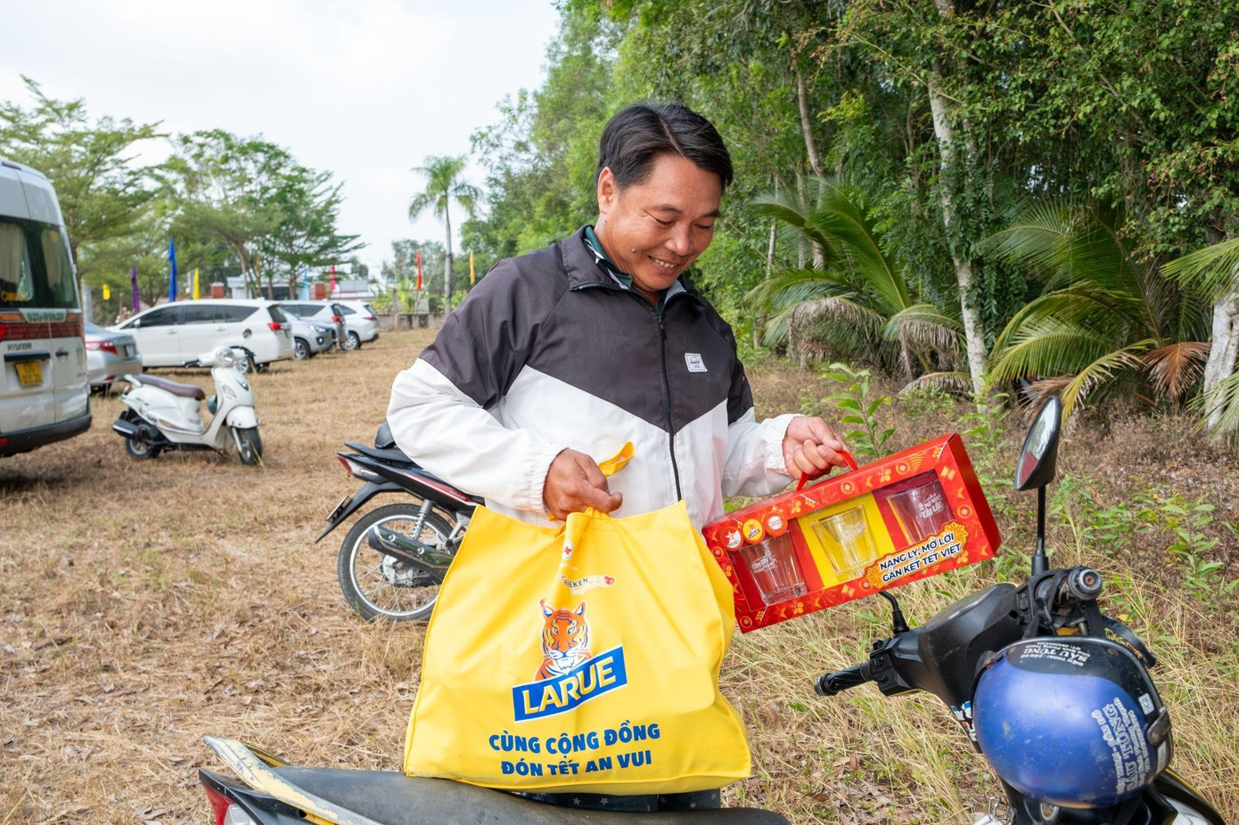 Những phần quà Tết thiết thực, góp thêm niềm vui cho bà con nhân dịp năm mới.