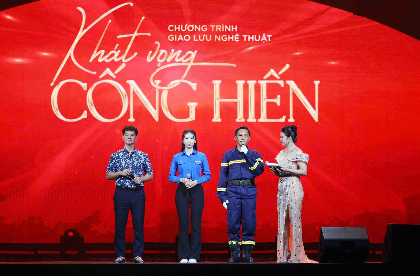 Trung tá Nguyễn Chí Thành và Hoa khôi Sinh viên Việt Nam Đặng Quỳnh Anh là 2 nhân vật khách mời giao lưu tại chương trình. z6873843415242-e55a805a2c9bce3d7d1278d2c88b1c35.jpg