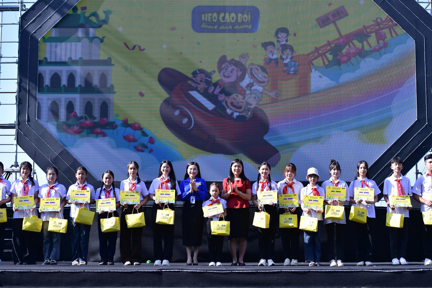 Chị Nguyễn Phạm Duy Trang - Bí thư Trung ương Đoàn, Chủ tịch Hội đồng Đội Trung ương trao quà và học bổng cho các em thiếu nhi tại Lễ khai mạc ngày hội. z6888528033788-6d0681de7f8f198a4107eb6420c2dfc9.jpg