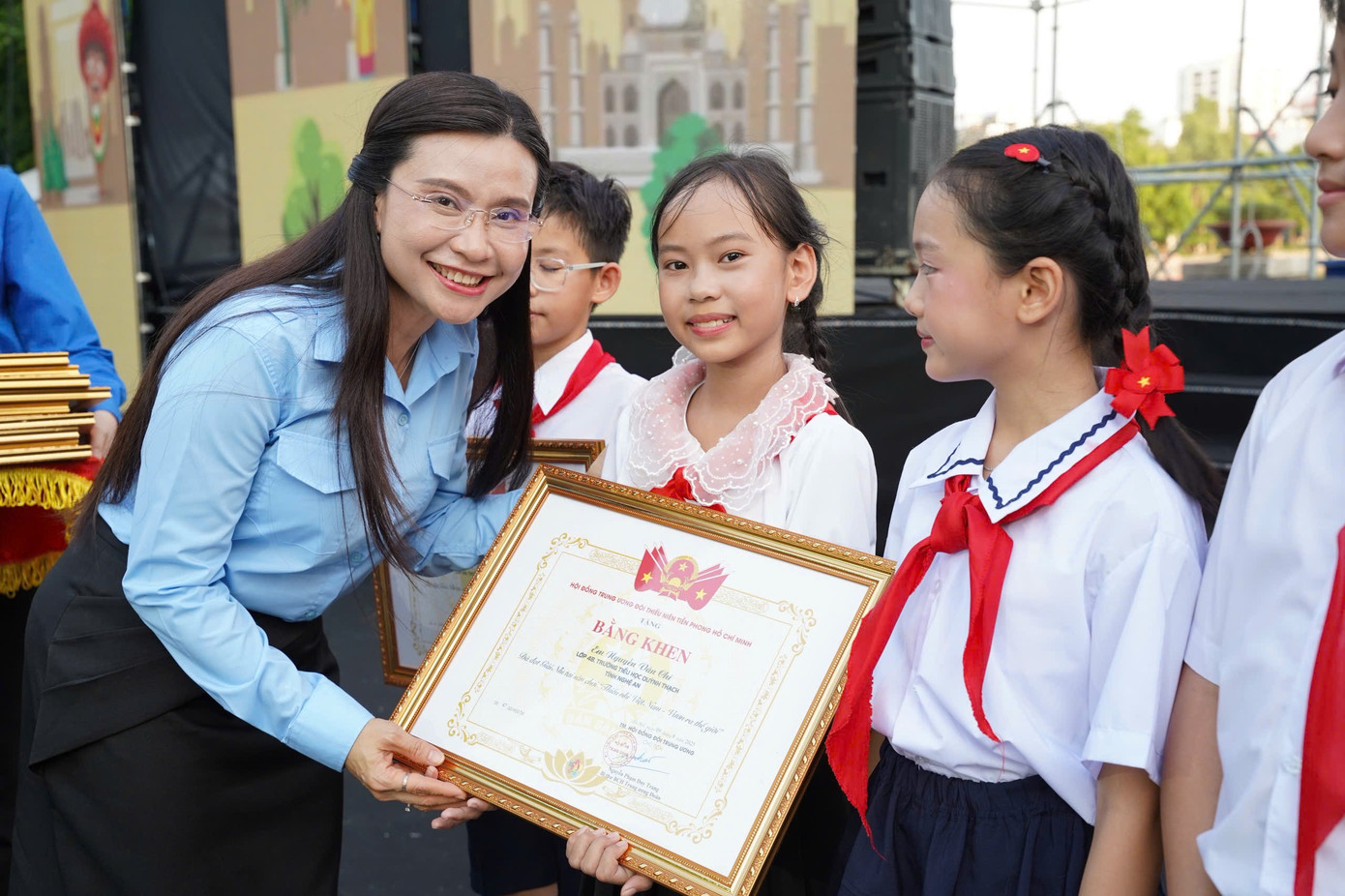 Chị Nguyễn Phạm Duy Trang - Bí thư T.Ư Đoàn, Chủ tịch Hội đồng Đội T.Ư tặng Bằng khen cho đội viên đạt giải Nhì của cuộc thi. z6890248110004-20858b8471bb41339a72ecf31d95bd4d.jpg