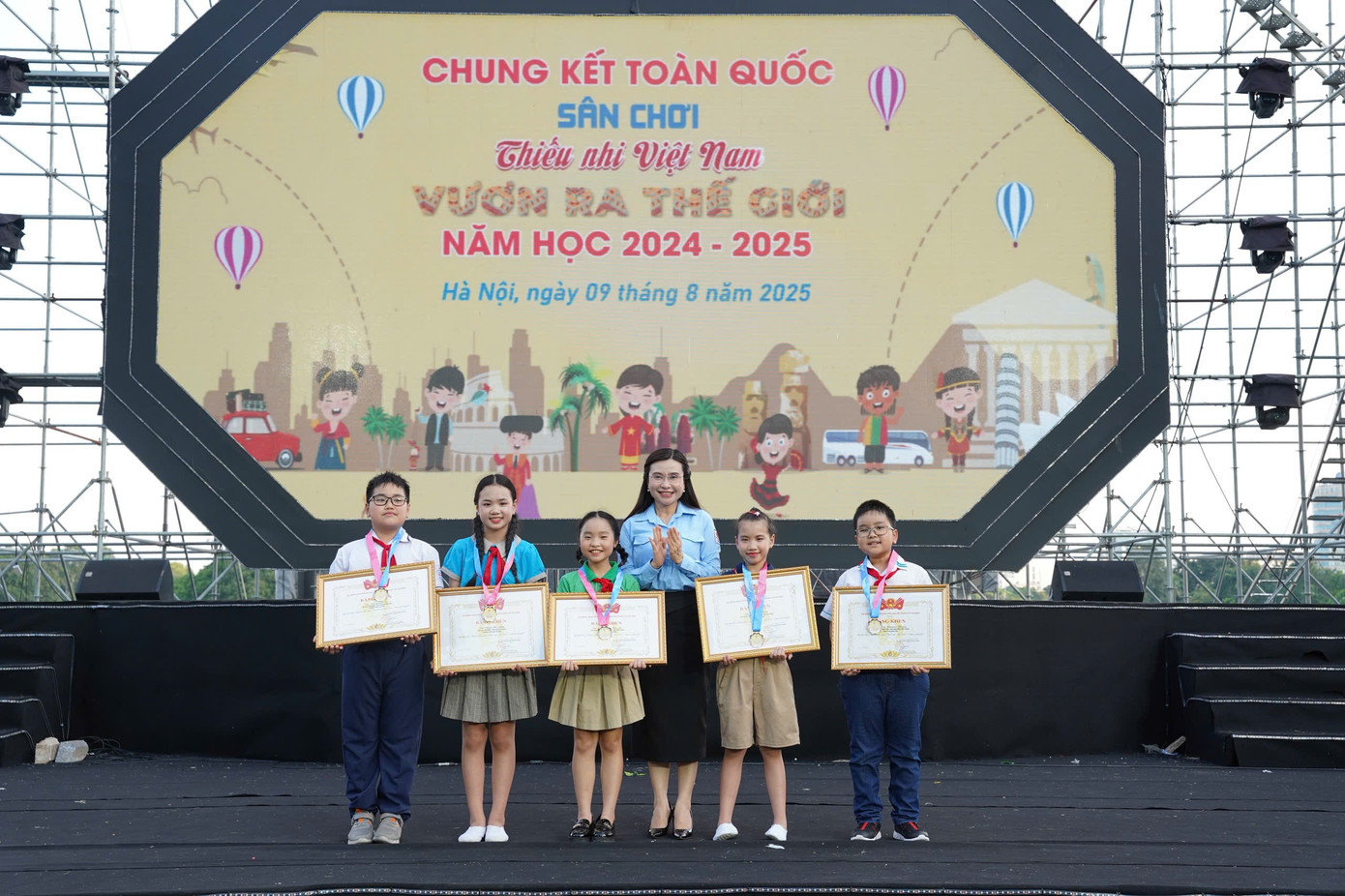Chung kết toàn quốc, tổng kết và trao giải thưởng Sân chơi “Thiếu nhi Việt Nam - Vươn ra thế giới” đã thu hút những đội viên có hiểu biết đa dạng, phong phú về các quốc gia trên thế giới qua cách thể hiện sinh động. z6890248014596-3f8738dc0cdaba981c764758424c19ef.jpg