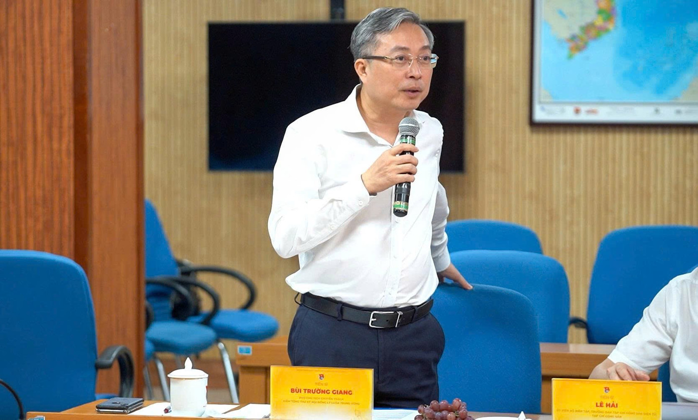 Ông Bùi Trường Giang - Phó Chủ tịch chuyên trách kiêm Tổng Thư ký Hội đồng Lý luận Trung ương, Phó Chủ tịch Hội đồng Giám khảo. z6810821040788-1a34a80acf052231f6eb82f70571e8f2.jpg