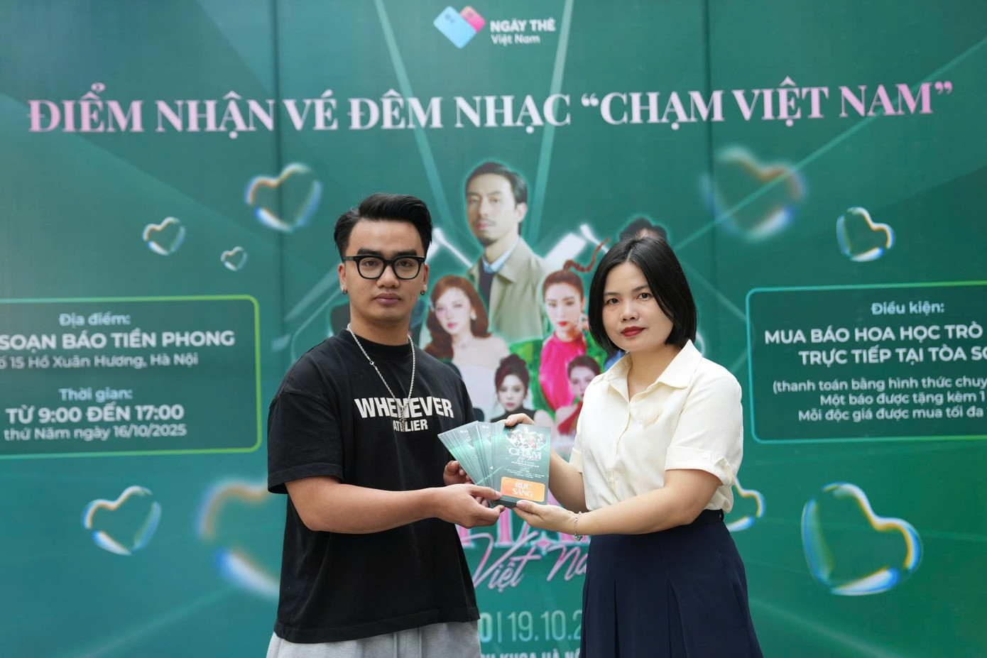 Perwakilan Panitia Penyelenggara memberikan tiket kepada perwakilan penggemar rapper Den. z7121688964593-5785db3375029372425f68e515e78ce0.jpg