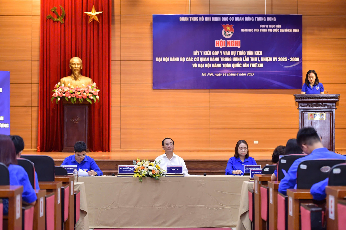 PGS.TS Nguyễn Bá Chiến - Giám đốc Học viện Hành chính và Quản trị công, Học viện Chính trị Quốc gia Hồ Chí Minh chủ trì hội nghị. z6905048030303-f99ad1605843d88e8dd42b0c63985554.jpg