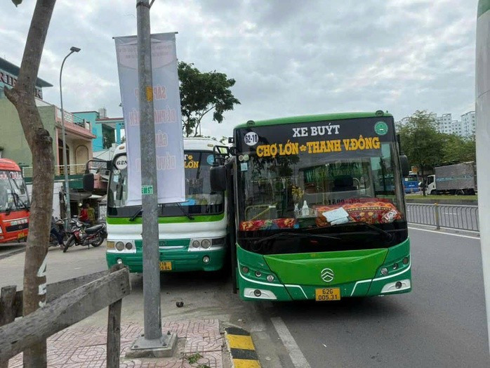 Hai xe buýt chèn nhau khiến 1 chiếc văng lên vỉa hè Hai xe buýt chèn nhau khiến 1 chiếc văng lên vỉa hè
