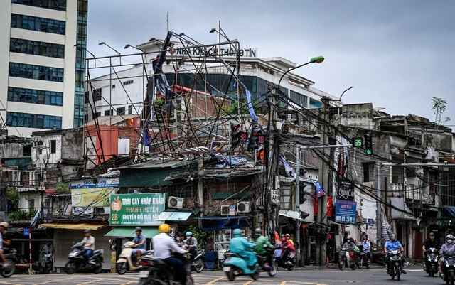 Dù ảnh hưởng của bão số 3, Hà Nội có thời điểm trời hửng nắng. Ảnh: Nhân dân