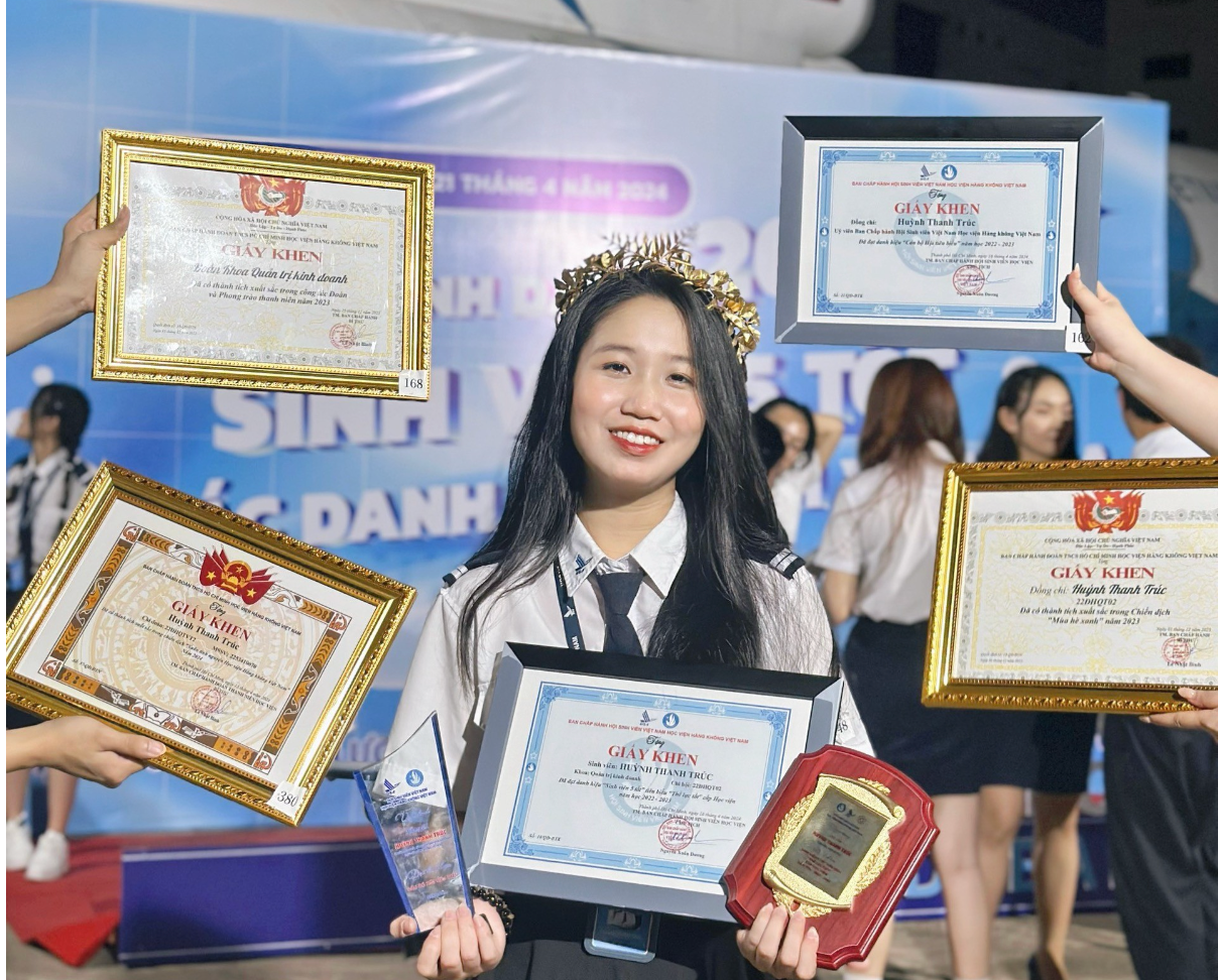 "Bộ sưu tập" giấy khen của Huỳnh Thanh Trúc.