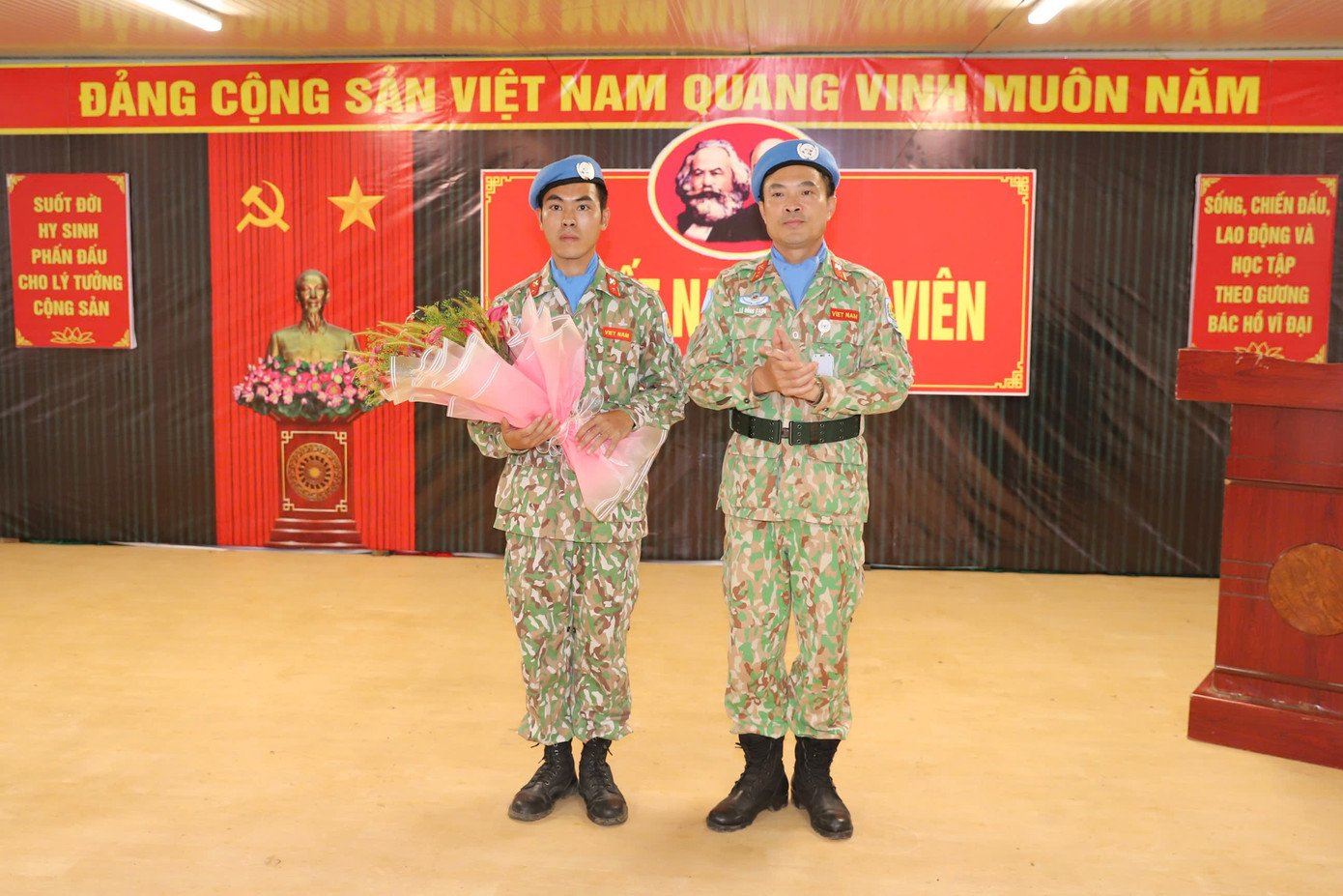 Trung tá Lê Hồng Giang - Bí thư Đảng ủy Đội Công binh số 3 tặng hoa chúc mừng đảng viên mới. z6980141272988-d4270bc9e7485bde17d2199c30bb5ab5.jpg