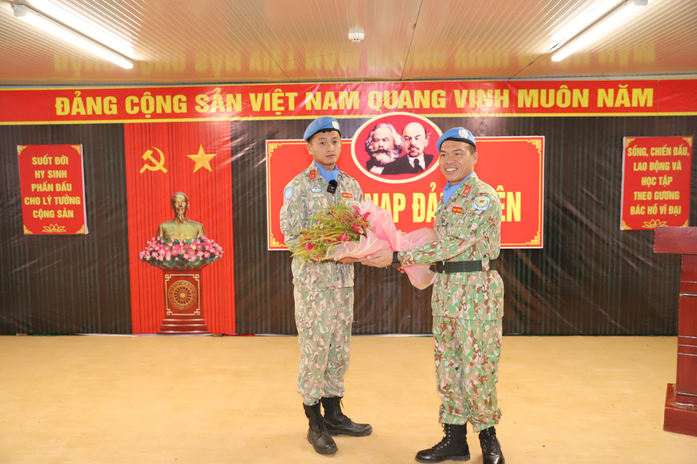 Trung tá Phạm Văn Hảo - Phó Bí thư Đảng ủy, Đội trưởng Đội Công binh số 3 tặng hoa chúc mừng tân đảng viên. z6980141257606-2e76ea7cd94e29e509c1db375987e21d.jpg