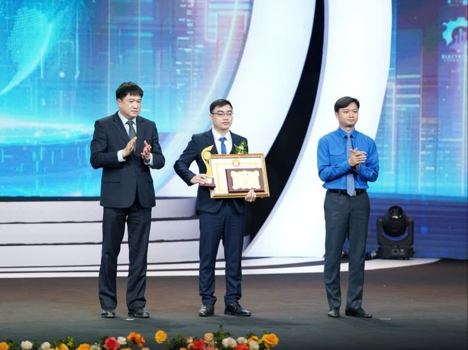 Anh Nguyễn Minh Triết - Bí thư Trung ương Đoàn, Chủ tịch Trung ương Hội SVVN trao Giải thưởng lĩnh vực Tuổi trẻ sáng tạo cho ThS.Nguyễn Bá Mạnh - Viện Hóa học, Viện Hàn lâm Khoa học và Công nghệ Việt Nam. z7161790533578-3890c48cdc6e75d3802a2627efa478e4-6865.jpg