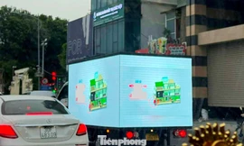 Choáng với xe tải 'trùm biển LED' chạy giữa trung tâm Hà Nội