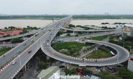 Cấm xe trên 18 tấn lên cầu Vĩnh Tuy sau vụ cháy bãi xe dưới gầm cầu