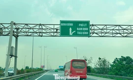 Cao tốc Bắc Nam có nhiều biển báo chỉ đến địa danh không còn tồn tại