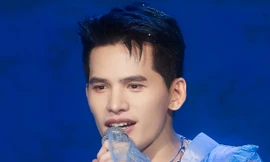 Quốc Thiên khóc trước biển người