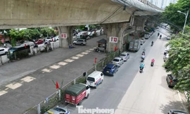 ‘Đóng’ bãi xe dưới gầm cầu, nhiều ô tô tràn ra đường vì 'khát' điểm đỗ