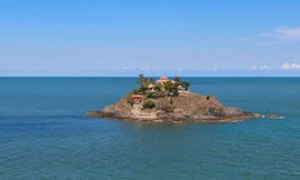 Độc đáo ngôi miếu chỉ mở cửa đón khách theo thuỷ triều tại TPHCM