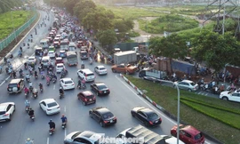 Rào nửa lòng đường đại lộ Thăng Long để thi công sửa chữa